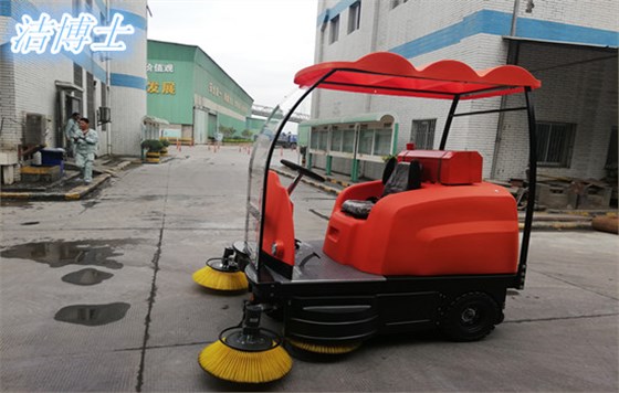 潔博士駕駛掃地車(chē)