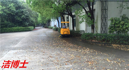 駕駛掃地車(chē) 駕駛掃地車(chē)