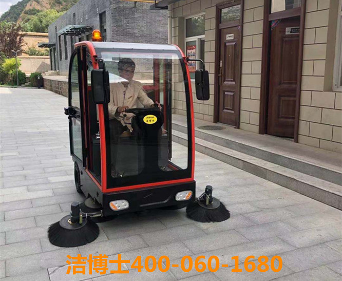 潔博士駕駛掃地機，洗地機客戶(hù)案例-牡丹江鏡鵬會(huì )展服務(wù)有限公司